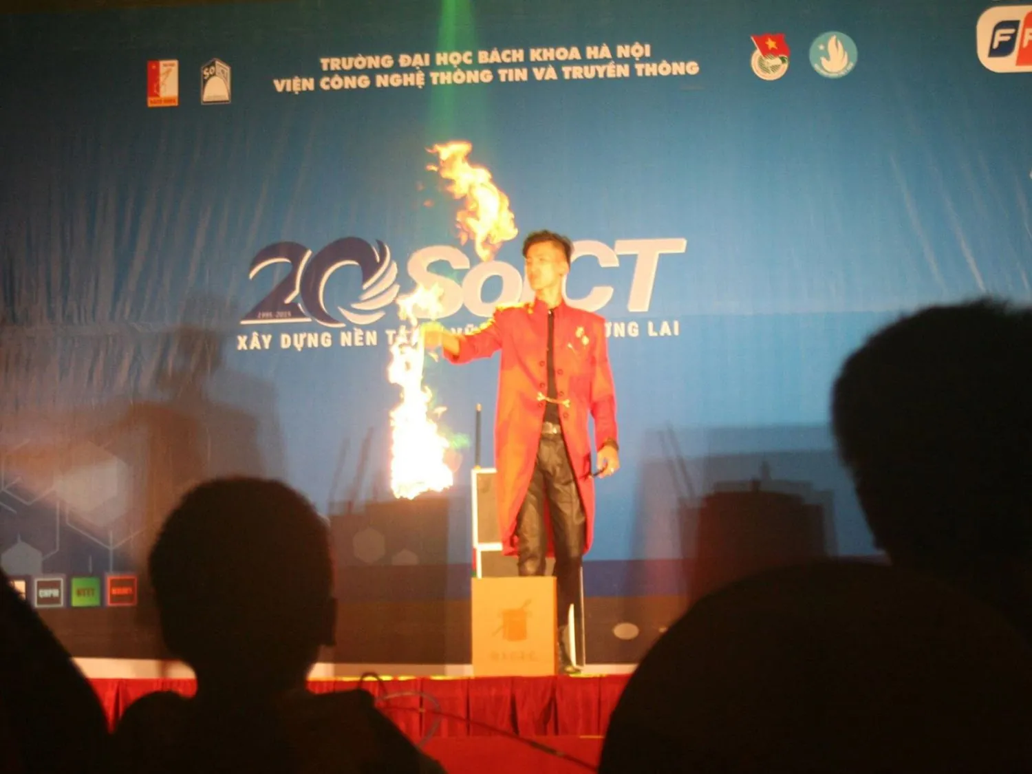 Tiết mục lửa trên sân khấu tại Đại học Bách khoa Hà Nội